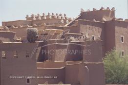 Image du Maroc Professionnelle de  Un nid de cigognes sur le toit de l'ancienne Médina de  Ouarzazate où résident les berbères du sud du Maroc, Vendredi 22 Août 1997. (Photo / Abdeljalil Bounhar) 